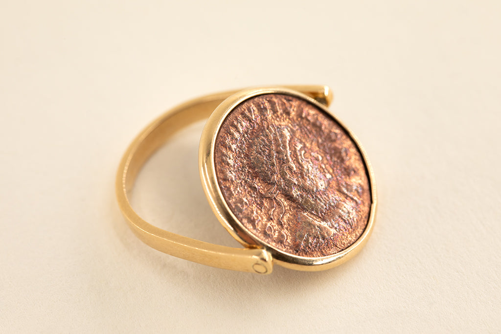 Bague rotative en or 18 carats et pièce de monnaie Romaine recto - n°22 collection 02 - Marie Starek 